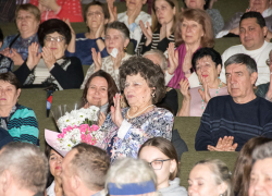 В Камышине на концерте патриотической песни офицер опустился на колено, вручая цветы матери Героя России Александра Колгатина - его имя носит фестиваль