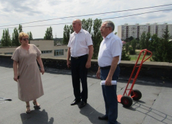 Депутаты Камышинской городской думы "высадились" с проверками в детсадах и школах, но какие недоработки придется устранять - решили скрыть