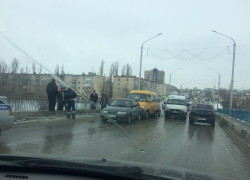 Бородинский мост в Камышине сковала пробка: в ДТП попали сразу три автомобиля