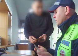 Двое мужчин попытались дать взятку полицейским на трассе в Камышинском районе и стали фигурантами уголовного дела (ВИДЕО) 