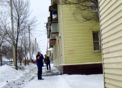 В Камышине управляющие компании выслали "десант" по сбиванию сосулек палкой