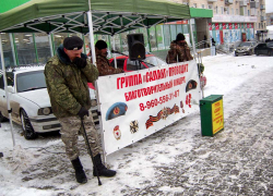В Камышине в праздничные дни дают уличные концерты мужчины, называющие себя "афганской" творческой группой