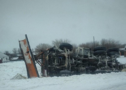 Пользователи в соцсетях интересуются судьбой водителя перевернувшегося в Камышинском районе грузовика
