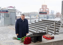 Андрей Бочаров почтил память погибших в терактах 2013 года в Волгограде
