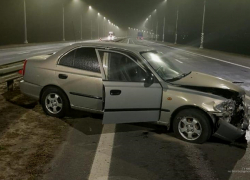Девушка за рулем врезалась в разделительное ограждение,  а службы ГИБДД напомнили водителям о надвигающемся гололеде