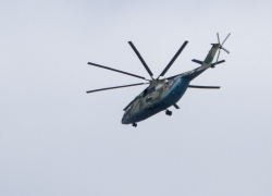 Камышан, гуляющих на набережной 17 марта, напряг военный вертолет, пролетевший с гулом на малой высоте