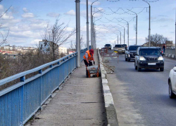 В Камышине службы благоустройства взялись наводить порядок на Бородинском мосту: заделывать ямы на дорожном полотне и подновлять бордюры