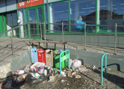  Кто уберет мусор возле закрывшегося в бухте магазина «Радеж»? – камышанка