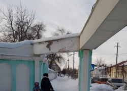 В Камышине в городском парке с горки не съедешь, а на голову у входа может упасть штукатурка, - камышанин