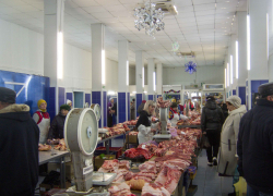 Продавцы мясного павильона на центральном рынке Камышина принимают предновогодние заказы на говядину по 650 рублей