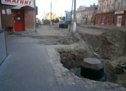 Осторожно: на реконструируемой улице Октябрьской появилась опасная яма! - камышанка