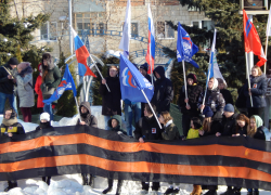 "А вместо рожиц-смайликов поставьте буку Z!" - это предложение отозвалось самыми громкими аплодисментами на митинге в Камышине