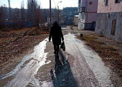 За перелом руки после падения на обледенелом тротуаре пенсионерка отсудила 50 тысяч рублей у УК, - "Блокнот Волгограда"
