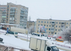 В Камышине очередная фура опасно забуксовала на "роковом" для большегрузов подъеме