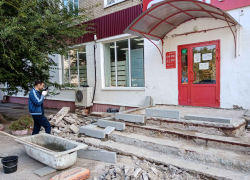 После критики покупателей сетевой магазин на улице Кирова в Камышине решил накануне сезона непогоды обновить крыльцо