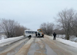 Автобус "Мерседес" с пассажирами врезался в грейдер: травмы получили пятеро