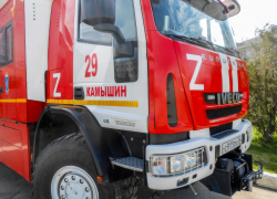 В Камышинском районе в гараже вспыхнул автомобиль