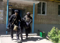В Волгограде полицейские штурмом брали квартиру, в которой отец удерживал пятерых детей, один мальчик получил ранения (ВИДЕО)