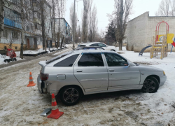 Полиция ищет беглеца, ударившего задним ходом отечественную легковушку на улице Циолковского в Камышине