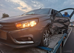 На московской трассе 51-летний водитель при повороте разбил машину с полным салоном детей