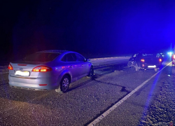 Поздним вечером 25-летняя девушка за рулем "Лады Гранты" не смогла развернуться на московской трассе, свершила столкновение и попала к хирургам