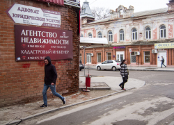 В Камышине в центре города крошится кирпичная кладка старинного здания, но "затормозить процесс" некому, - камышанин