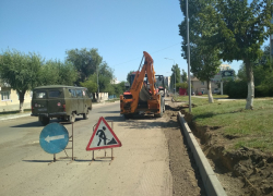 В Камышине на улице Волгоградской идет установка бордюрного камня