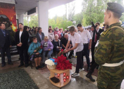 В Камышине в политехническом колледже студенты принесли гору цветов к мемориальным доскам выпускникам, погибшим за Донбасс