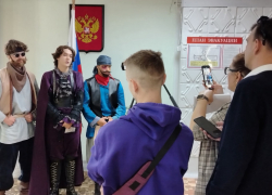 В Камышине на один из избирательных участков развлекать голосующих прибыли... "пираты"
