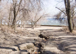 Каждый год размытый ров на спуске все глубже, а кто должен засыпать его - неизвестно, - камышанка