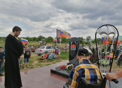 В Камышине по инициативе общественницы Светланы Ивченко - мамы погибшего участника СВО родные бойцов собрались на их могилах и помолились о героях
