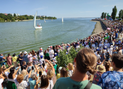 Приплывшего по зеленой воде Петра Первого встретили камышинские барабанщицы с перьями и препроводили на дегустацию