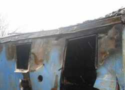 В селе Верхняя Добринка Камышинского района кто-то курил в жилом вагончике и сжег его