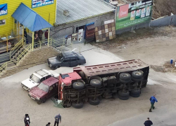 В Камышине в районе 11 квартала перевернулась фура с песком