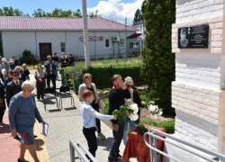 В Нижнедобринской школе Камышинского района открыли памятную табличку герою-выпускнику