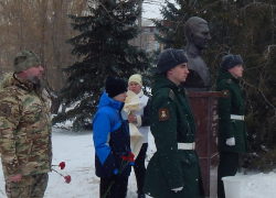Офицер - боевой товарищ и сын-школьник Героя открыли сегодня, 23 февраля, бюст Героя России Даниила Ежова в парке Победы в Камышине