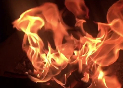 В городе Петров Вал Камышинского района огонь испепелил заброшенное деревянное здание