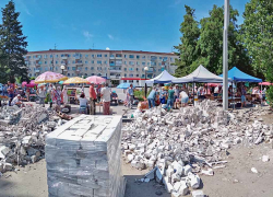 В Камышине у бывшей "Победы" новый собственник будущего торгового центра сносит забор, рынок теперь торгует "под завалами", в строительном мусоре