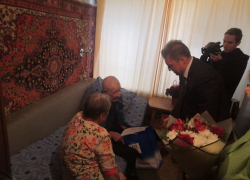 По какому случаю глава Камышина Станислав Зинченко прибыл с букетом к ветерану войны Петру Герлингу