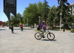 В Камышине трехлетний кроха сорвался из окна пятого этажа и разбился насмерть