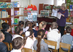 В Камышине Зинченко поздравляет бизнесменов, Пономарев - пограничников, а библиотекарей никто, - камышанка