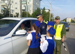 В Камышине юные помощники полицейских написали важные письма водителям и передали их на улицах города