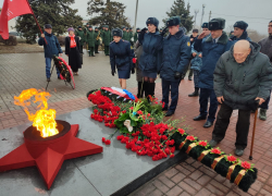 Красные гвоздики у Вечного огня: в Камышине на Братских захоронениях идет возложение цветов в день Сталинградской победы