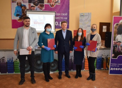 Глава Камышина запечатлелся в кадре с  молодыми, но горожане спрашивают, чем занят градоначальник кроме фотосессий