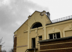 "В Камышине известный ничейный "домик" на улице Пролетарской еще не развалился, но вот-вот развалится, ой!" - камышанка