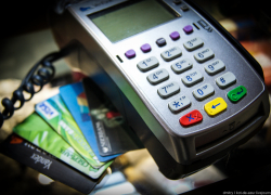 Молодой камышанин похитил в магазине визитницу с банковскими картами