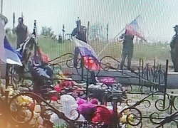 В Камышине в День ВДВ в квартале героев СВО на муниципальном кладбище прозвучали залпы оружейного салюта в память о погибших (ВИДЕО)