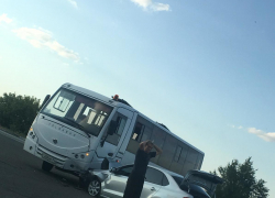 На выезде из Камышина случилась авария с участием автобуса и иномарки