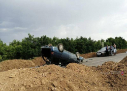 Пьяный водитель опрокинул автомобиль и бросил на дороге умершего мальчика