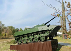 В Камышине в парке Победы машина-памятник вернулась на свой постамент